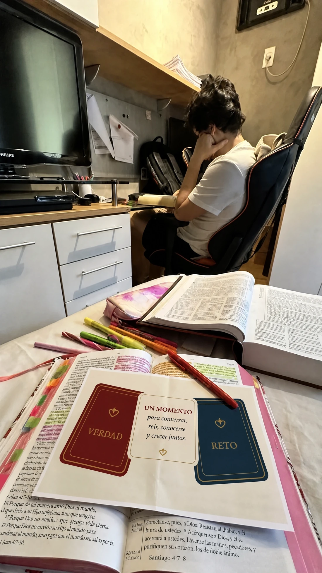 Pareja usando las Cartas Verdad o Reto Cristiano en casa