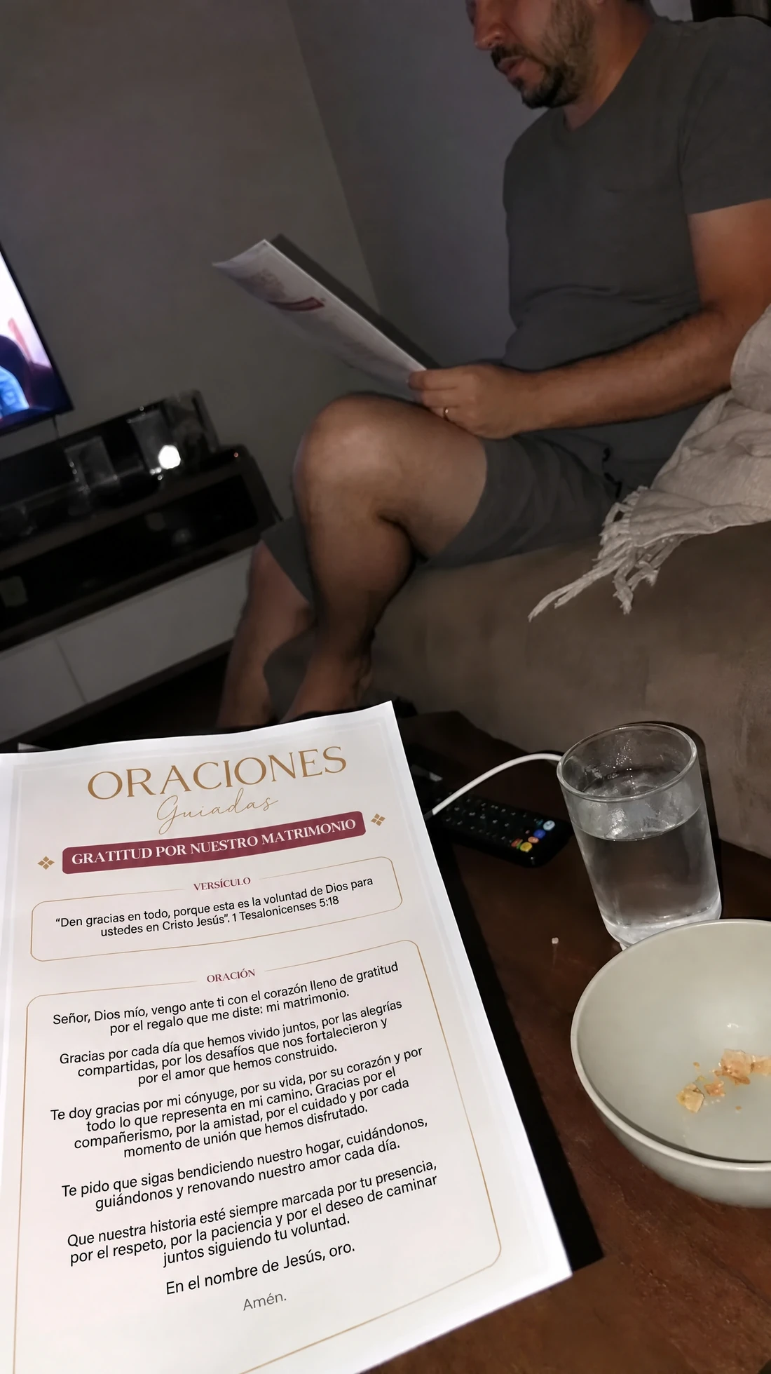 Pareja compartiendo un momento de oración guiada